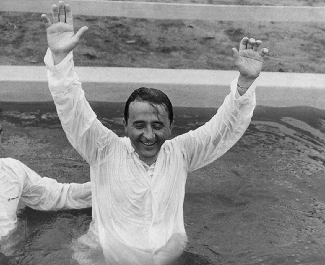 Pr. Joaquim Gonçalves ao ser batizado em Nome do Senhor Jesus Cristo em 1971.